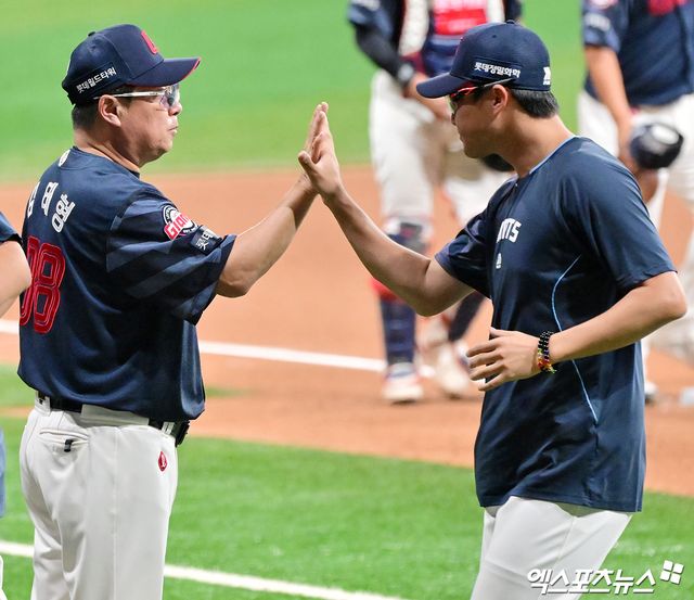 김태형(왼쪽) 롯데 자이언츠 감독이 3일 서울 고척스카이돔에서 열린 2025 신한 SOL Bank KBO리그 키움 히어로즈와의 팀 간 15차전에서 9-3으로 승리를 거둔 뒤 박세웅과 하이파이브를 하고 있다. 사진 김한준 기자