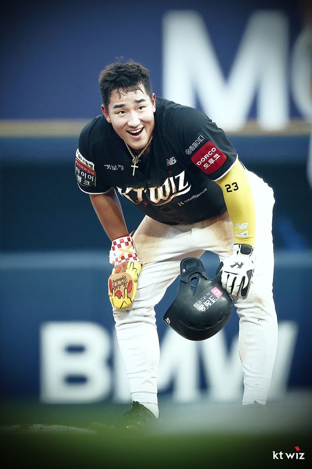 KT 위즈 안현민이 올해 정규시즌 경기에서 숨을 고르고 있다. KT 위즈