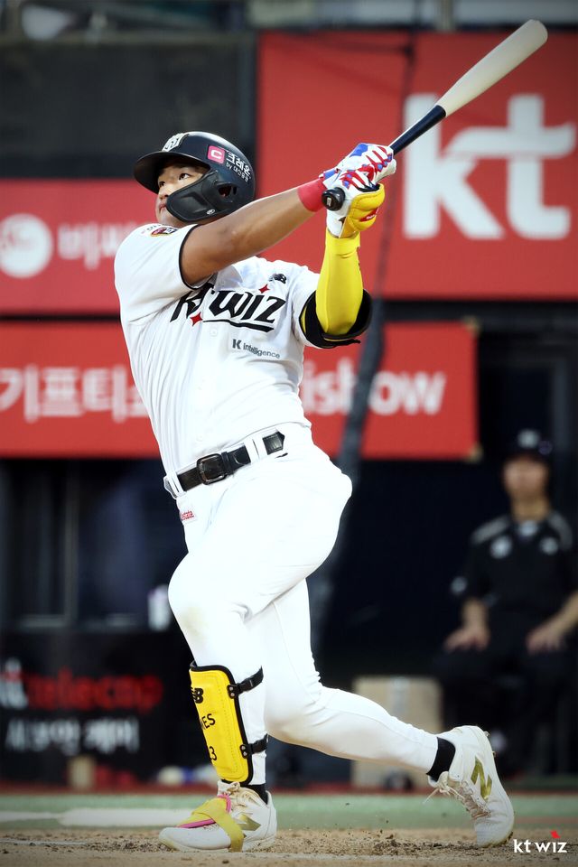 KT 위즈 안현민이 올해 정규시즌 경기에서 타격하고 있다. KT 위즈