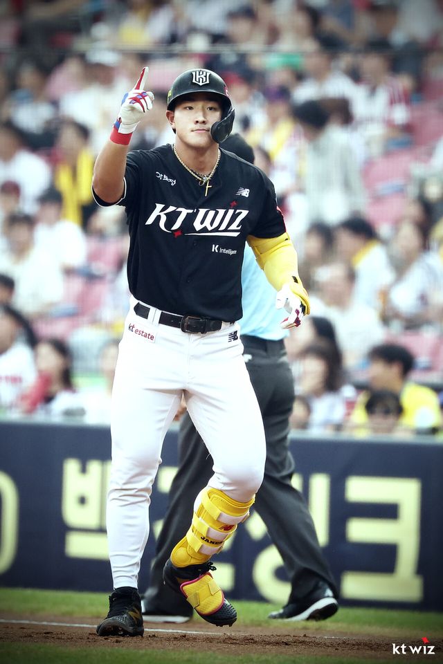 KT 위즈 안현민이 올해 정규시즌 경기에서 세리머니하고 있다. KT 위즈