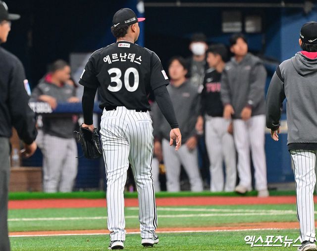 9일 오후 서울 구로구 고척스카이돔에서 열린 '2025 신한 SOL Bank KBO리그' LG 트윈스와 키움 히어로즈의 경기, 6회말 1사 2루 LG 에르난데스가 마운드를 내려가고 있다. 엑스포츠뉴스 DB