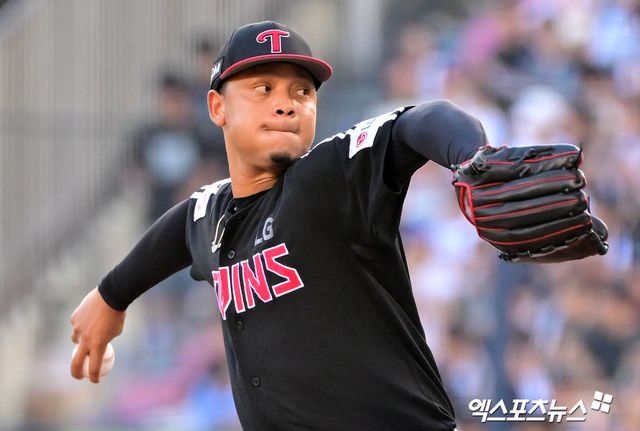 25일 오후 서울 송파구 잠실야구장에서 열린 '2025 신한 SOL Bank KBO리그' LG 트윈스와 두산 베어스의 경기, 1회말 LG 선발투수 에르난데스가 공을 힘차게 던지고 있다. 엑스포츠뉴스 DB