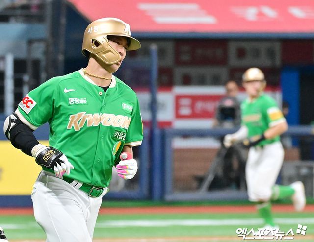 키움 히어로즈 캡틴 송성문이 3일 서울 고척스카이돔에서 열린 2025 신한 SOL Bank KBO리그 롯데 자이언츠와의 팀 간 15차전에서 7회말 1타점 적시타를 기록했다. 사진 김한준 기자