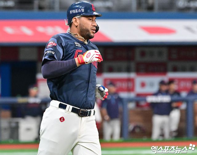 롯데 자이언츠 외국인 타자 빅터 레이예스가 3일 서울 고척스카이돔에서 열린 2025 신한 SOL Bank KBO리그 키움 히어로즈와의 팀 간 15차전에서 3안타를 기록, 팀 승리를 이끌었다. 사진 김한준 기자