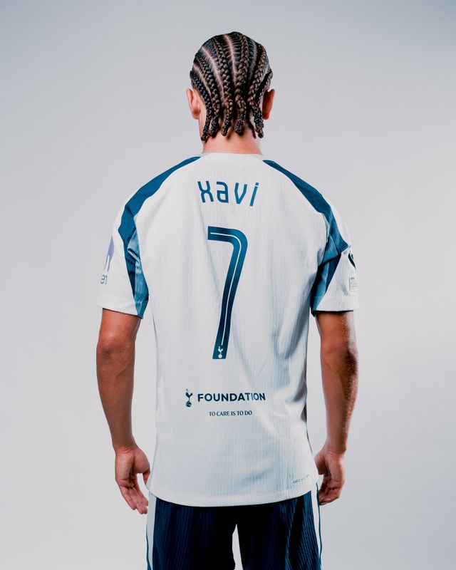 네덜란드 특급 공격수 사비 시몬스가 손흥민의 등번호 7번을 입고 뛴다. 다만 시몬스의 데뷔전은 9월 A매치 휴식기 이후에야 볼 수 있을 전망이다. 토트넘