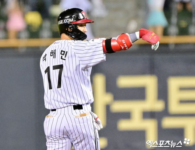 LG 트윈스 외야수 박해민이 30일 서울 잠실야구장에서 열린 2025 신한 SOL Bank KBO리그 키움 히어로즈와의 팀 간 14차전에서 4회말 1타점 2루타를 기록했다. 사진 김한준 기자