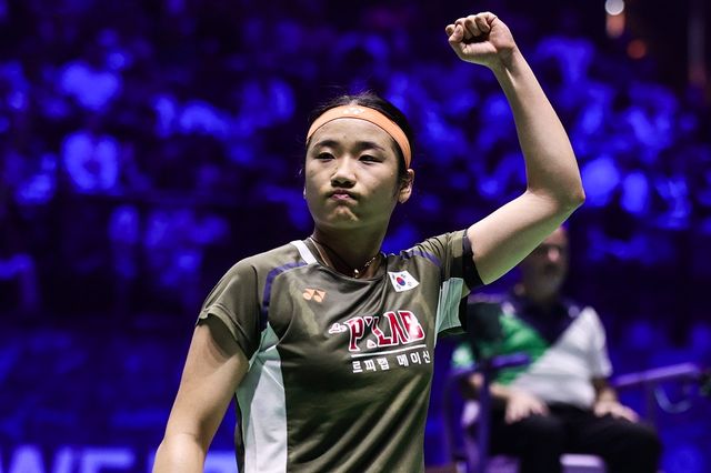 여자 배드민턴 단식 세계랭킹 1위 안세영이 30일(한국시간) 프랑스 파리의 아디다스 아레나에서 열린 2025 세계배트민턴선수권대회 여자단식 8강전에서 세계랭킹 12위 심유진을 2-0(21-10 21-6)으로 이겼다. 사진 연합뉴스
