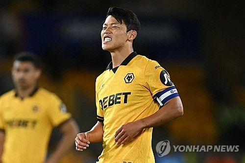 황희찬이 시즌 1호 골을 터트렸지만 황희찬의 소속팀 울버햄턴은 에버턴에 1-2로 뒤진 채 전반전을 마무리했다. 사진 연합뉴스