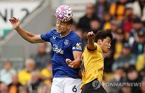 황희찬이 시즌 1호 골을 터트렸지만 황희찬의 소속팀 울버햄턴은 에버턴에 1-2로 뒤진 채 전반전을 마무리했다. 사진 연합뉴스