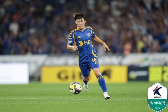 선두 전북현대가 라이벌 울산HD를 꺾고 리그 우승을 향해 한 걸음 더 나아갔다. 후반기 반등을 위해 신태용 감독을 선임한 울산은 신 감독 부임 후 3연패를 기록하며 여전히 탈출구를 찾지 못하고 있다. 전북은 30일 문수축구경기장에서 열린 울산과의 하나은행 K리그1 2025 28라운드 원정 현대가 더비에서 이영재, 전진우의 연속골로 2-0 승리했다. 한국프로축구연맹