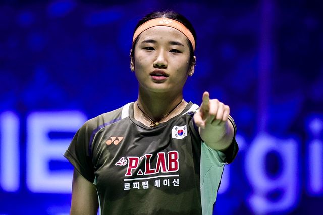 여자 배드민턴 단식 세계랭킹 1위 안세영이 30일(한국시간) 프랑스 파리의 아디다스 아레나에서 열린 2025 세계배트민턴선수권대회 여자단식 8강전에서 세계랭킹 12위 심유진을 2-0(21-10 21-6)으로 이겼다. 사진 연합뉴스