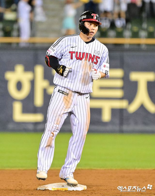 LG 트윈스 외야수 문성주가 30일 서울 잠실야구장에서 열린 2025 신한 SOL Bank KBO리그 키움 히어로즈와의 팀 간 14차전에서 1회말 팀에 선취점을 안기는 1타점 외야 희생 플라이를 기록했다. 사진 김한준 기자