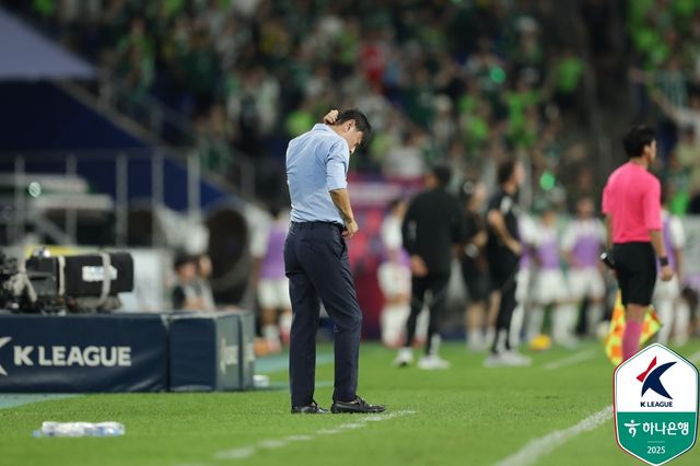 선두 전북현대가 라이벌 울산HD를 꺾고 리그 우승을 향해 한 걸음 더 나아갔다. 후반기 반등을 위해 신태용 감독을 선임한 울산은 신 감독 부임 후 3연패를 기록하며 여전히 탈출구를 찾지 못하고 있다. 전북은 30일 문수축구경기장에서 열린 울산과의 하나은행 K리그1 2025 28라운드 원정 현대가 더비에서 이영재, 전진우의 연속골로 2-0 승리했다. 한국프로축구연맹