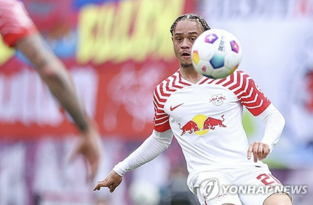 네덜란드 특급 공격수 사비 시몬스가 손흥민의 등번호 7번을 입고 뛴다. 다만 시몬스의 데뷔전은 9월 A매치 휴식기 이후에야 볼 수 있을 전망이다. 연합뉴스