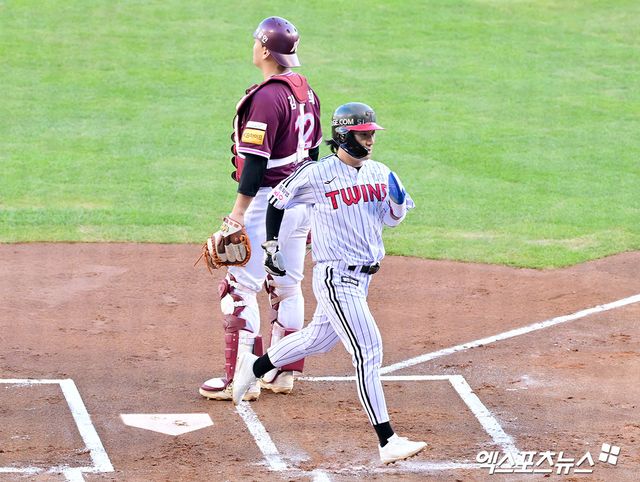 LG 트윈스 내야수 신민재가 30일 서울 잠실야구장에서 열린 2025 신한 SOL Bank KBO리그 키움 히어로즈와의 팀 간 14차전에서 4타수 2안타 2득점을 기록, 팀 승리를 이끌었다. 사진 김한준 기자