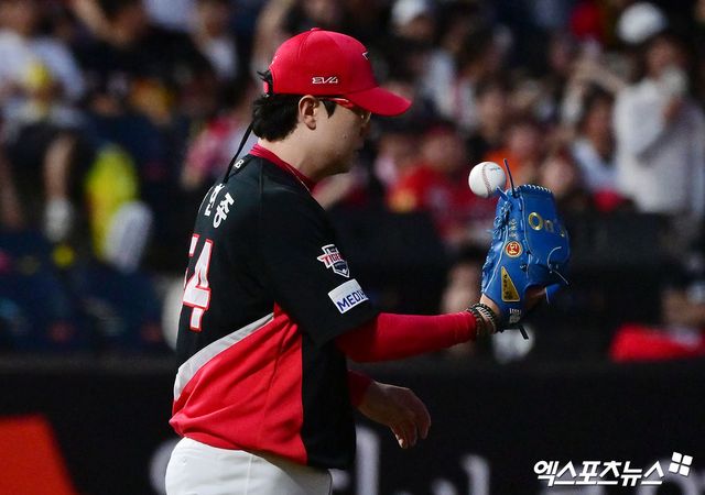 9일 오후 대전 한화생명 볼파크에서 열린 '2025 신한 SOL Bank KBO리그' KIA 타이거즈와 한화 이글스의 경기, 4회말 2사 1,3루 KIA 양현종이 한화 최재훈에게 스리런 홈런을 허용한 후 아쉬워하고 있다. 엑스포츠뉴스 DB