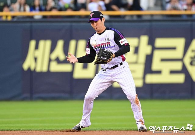 LG 트윈스 내야수 오지환이 31일 서울 잠실야구장에서 열린 2025 신한 SOL Bank KBO리그 키움 히어로즈와의 팀 간 15차전에서 9회초 실책을 기록했다. 사진 엑스포츠뉴스 DB