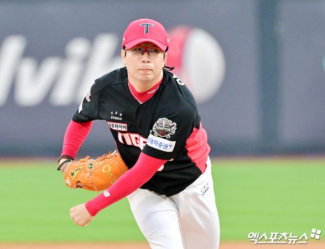 22일 오후 수원KT위즈파크에서 열린 '2025 신한 SOL Bank KBO리그' KIA 타이거즈와 KT 위즈의 경기, 1회말 KIA 선발투수 양현종이 공을 힘차게 던지고 있다. 엑스포츠뉴스 DB