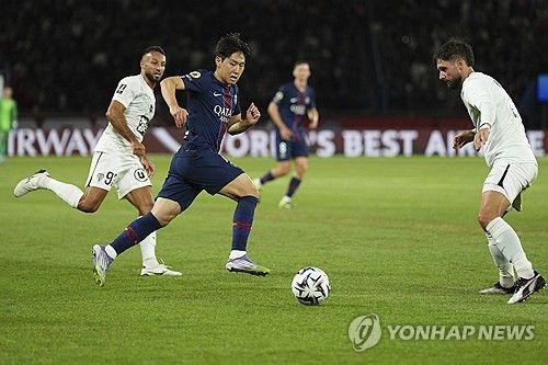 이강인이 잉글리시 프리미어리그 클럽의 제안을 받았으나 파리 생제르맹(PSG)이 그의 이적을 막았다. 프랑스 유력지 '레퀴프'는 30일 '노팅엄 포레스트는 PSG에 이강인 영입을 제안했다'라고 보도했다. 노팅엄은 올시즌 유럽축구연맹(UEFA) 유로파리그에 참가하는 구단이다. 매체는 '이강인은 PSG든, 다른 팀이든 출전 시간을 좀 더 늘리고 싶어한다. 노팅엄 포레스트는 보너스를 제외하고 이강인 영입을 위해 이적료 3000만 유로(약 488억원)를 제안했다. 옵션 포함하면 6000만 유로(976억원)까지 늘어날 수 있지만 PSG는 거절하는 중'이라고 했다. 연합뉴스