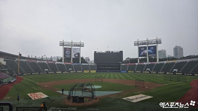 31일 서울 잠실야구장에서 열릴 예정인 LG 트윈스와 키움 히어로즈의 경기가 우천으로 정상 진행을 장담할 수 없는 상태다. 사진 엑스포츠뉴스
