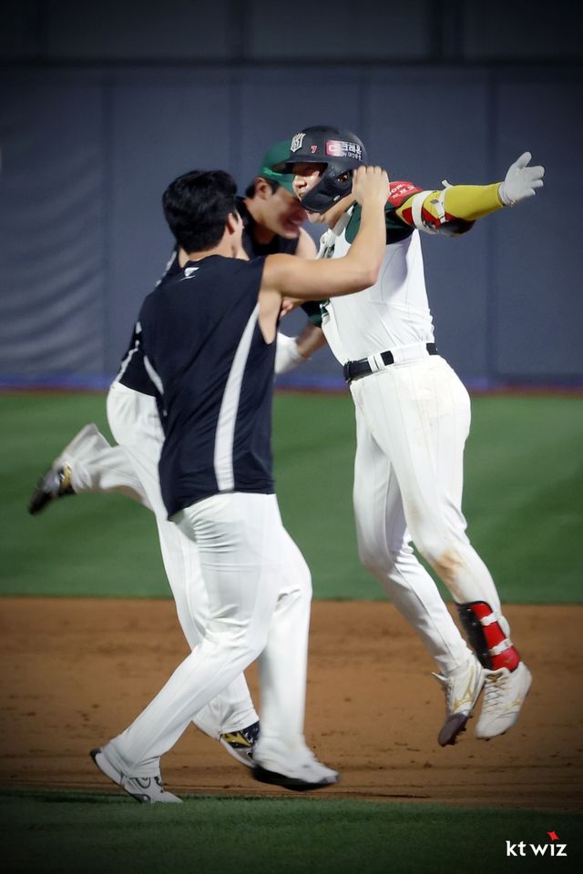 31일 오후 수원KT위즈파크에서 열린 2025 신한 SOL Bank KBO리그 KIA 타이거즈와 KT 위즈의 경기, KT가 7:6으로 승리하면서 2연승을 달렸다. 9회말 2사 1, 2루 KT 김상수가 끝내기 안타를 친 뒤 동료들과 기쁨을 나누고 있다. KT 위즈