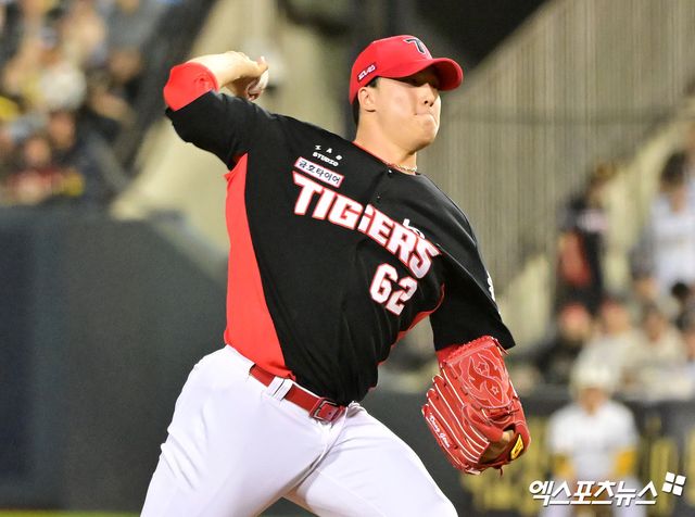 15일 오후 서울 송파구 잠실야구장에서 열린 '2025 신한 SOL Bank KBO리그' KIA 타이거즈와 두산 베어스의 경기, 9회말 KIA 정해영이 공을 힘차게 던지고 있다. 엑스포츠뉴스 DB
