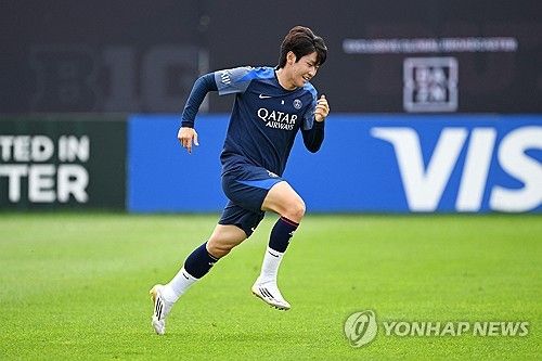 이강인이 잉글리시 프리미어리그 클럽의 제안을 받았으나 파리 생제르맹(PSG)이 그의 이적을 막았다. 프랑스 유력지 '레퀴프'는 30일 '노팅엄 포레스트는 PSG에 이강인 영입을 제안했다'라고 보도했다. 노팅엄은 올시즌 유럽축구연맹(UEFA) 유로파리그에 참가하는 구단이다. 매체는 '이강인은 PSG든, 다른 팀이든 출전 시간을 좀 더 늘리고 싶어한다. 노팅엄 포레스트는 보너스를 제외하고 이강인 영입을 위해 이적료 3000만 유로(약 488억원)를 제안했다. 옵션 포함하면 6000만 유로(976억원)까지 늘어날 수 있지만 PSG는 거절하는 중'이라고 했다. 연합뉴스