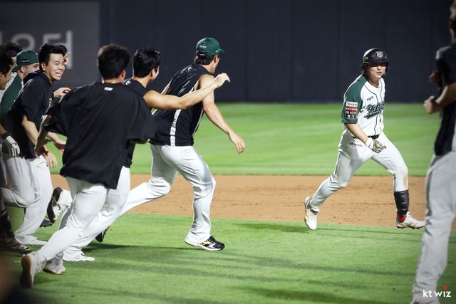 31일 오후 수원KT위즈파크에서 열린 '2025 신한 SOL Bank KBO리그' KIA 타이거즈와 KT 위즈의 경기, 9회말 2사 1, 2루 KT 김상수가 끝내기 안타를 날린 뒤 동료들과 기뻐하고 있다. KT 위즈