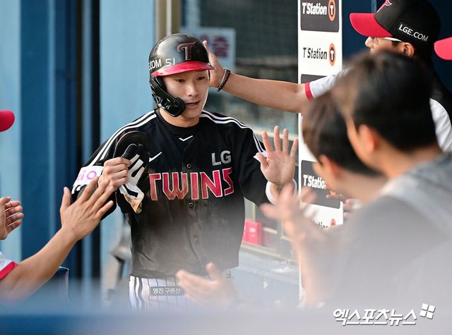 LG 트윈스 내야수 신민재가 30일 서울 잠실야구장에서 열린 2025 신한 SOL Bank KBO리그 키움 히어로즈와의 팀 간 14차전에서 4타수 2안타 2득점을 기록, 팀 승리를 이끌었다. 사진 엑스포츠뉴스 DB