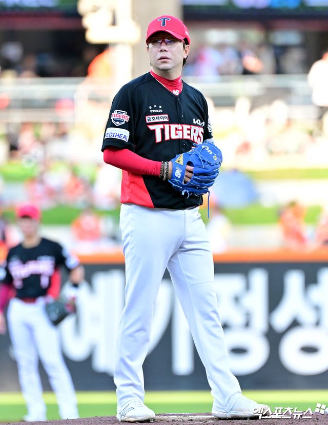 9일 오후 대전 한화생명 볼파크에서 열린 '2025 신한 SOL Bank KBO리그' KIA 타이거즈와 한화 이글스의 경기, 1회말 KIA 선발투수 양현종이 투구 준비를 하고 있다. 엑스포츠뉴스 DB