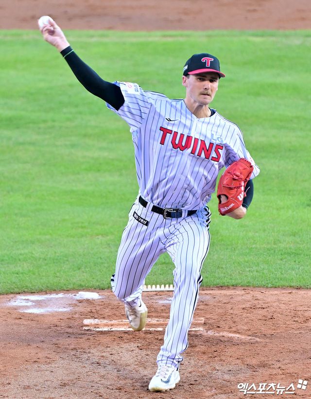 LG 트윈스 외국인 투수 앤더슨 톨허스트가 30일 서울 잠실야구장에서 열린 2025 신한 SOL Bank KBO리그 키움 히어로즈와의 팀 간 14차전에 선발등판, 7이닝 1실점 비자책 호투로 팀 승리를 이끌었다. 사진 김한준 기자