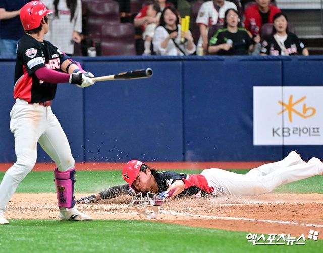26일 오후 서울 구로구 고척스카이돔에서 열린 '2025 신한 SOL Bank KBO리그' KIA 타이거즈와 키움 히어로즈의 경기, 11회초 1사 만루 KIA 김규성이 박찬호의 1타점 희생플라이때 득점에 성공하고 있다. 엑스포츠뉴스 DB