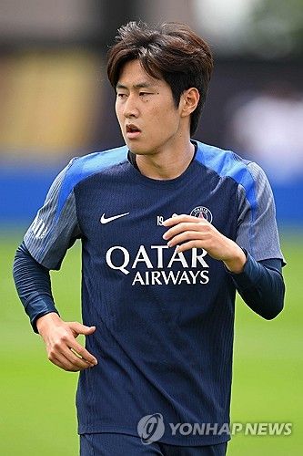 유럽 축구 이적시장 전문가 니콜로 스키라 기자는 31일(한국시간) 자신의 사회관계망서비스(SNS)를 통해 잉글리시 프리미어리그 클럽 노팅엄 포레스트가 이강인 영입을 위해 파리 생제르맹(PSG)에 보낸 제안을 공개했다. 스키라는 2022년 김민재의 이탈리아 세리에A 나폴리 이적을 처음 알렸다. 2023년 말엔 황희찬이 울버햄흐턴과 당시 팀내 최고 대우로 최대 6년 계약한다는 점을 보도해 시선을 끄는 등 한국 선수 이적 및 계약 보도도 먼저 알려 신뢰도를 높였다. 그는 '노팅엄 포레스트는 PSG에 이적료 3000만 유로(약 488억원)+보너스+10% 셀온 조항을 제공해 이강인 계약을 시도했다'라고 설명했다. 프랑스 유력지 레퀴프의 기본 이적료, 옵션 각각 3000만 유로, 최대 976억원과는 차이가 있다.&nbsp;연합뉴스