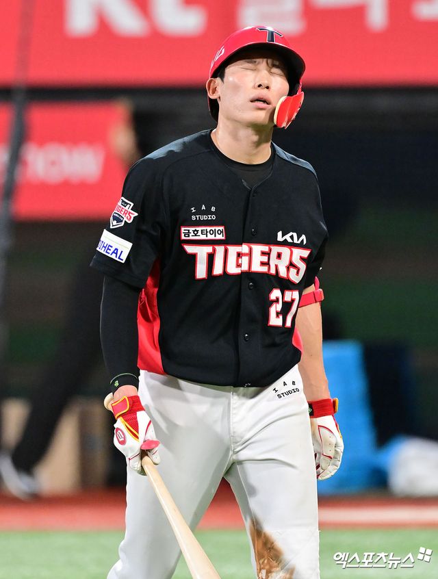 29일 오후 수원KT위즈파크에서 열린 '2025 신한 SOL Bank KBO리그' KIA 타이거즈와 KT 위즈의 경기, 3회초 2사 2루 KIA 김호령이 루킹 삼진을 당한 후 아쉬워하고 있다. 엑스포츠뉴스 DB