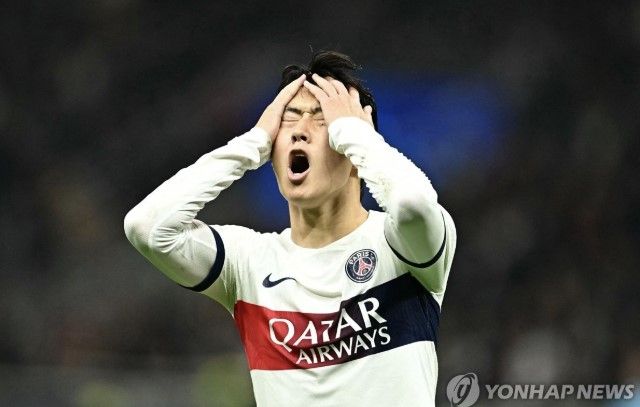 이강인이 잉글리시 프리미어리그 클럽의 제안을 받았으나 파리 생제르맹(PSG)이 그의 이적을 막았다. 프랑스 유력지 '레퀴프'는 30일 '노팅엄 포레스트는 PSG에 이강인 영입을 제안했다'라고 보도했다. 노팅엄은 올시즌 유럽축구연맹(UEFA) 유로파리그에 참가하는 구단이다. 매체는 '이강인은 PSG든, 다른 팀이든 출전 시간을 좀 더 늘리고 싶어한다. 노팅엄 포레스트는 보너스를 제외하고 이강인 영입을 위해 이적료 3000만 유로(약 488억원)를 제안했다. 옵션 포함하면 6000만 유로(976억원)까지 늘어날 수 있지만 PSG는 거절하는 중'이라고 했다. 연합뉴스