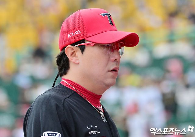 21일 오후 인천SSG랜더스필드에서 열린 '2025 신한 SOL Bank KBO리그' KIA 타이거즈와 SSG 랜더스의 경기, 1회말 수비를 마친 KIA 양현종이 더그아웃으로 향하고 있다. 엑스포츠뉴스 DB