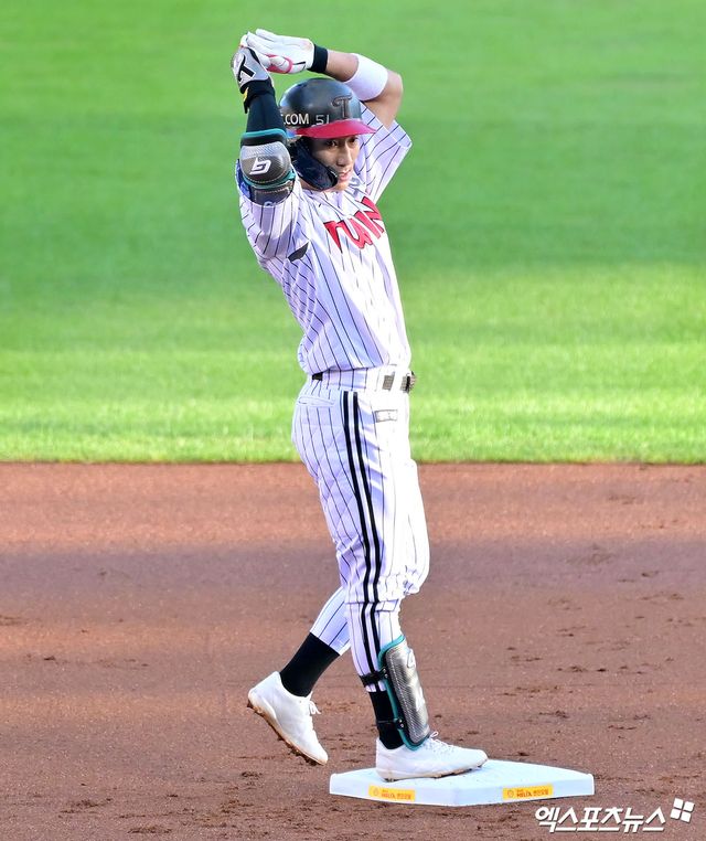 LG 트윈스 내야수 신민재가 30일 서울 잠실야구장에서 열린 2025 신한 SOL Bank KBO리그 키움 히어로즈와의 팀 간 14차전에서 4타수 2안타 2득점을 기록, 팀 승리를 이끌었다. 사진 김한준 기자