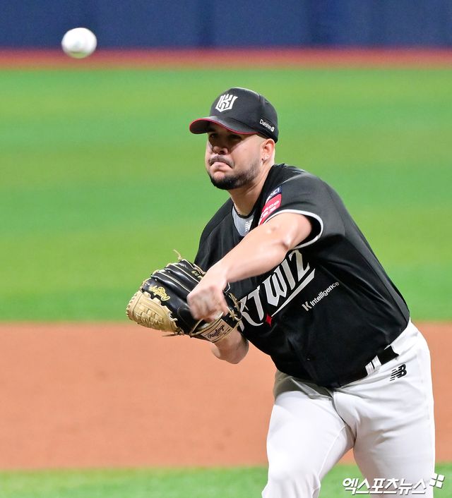 24일 오후 서울 구로구 고척스카이돔에서 열린 '2025 신한 SOL Bank KBO리그' KT 위즈와 키움 히어로즈의 경기, 1회말 KT 선발투수 헤이수스가 공을 힘차게 던지고 있다. 엑스포츠뉴스 DB