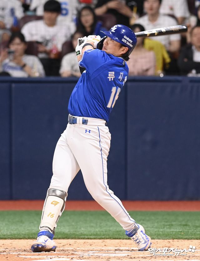 21일 오후 서울 구로구 고척스카이돔에서 열린 '2025 신한 SOL Bank KBO리그' 삼성 라이온즈와 키움 히어로즈의 경기, 4회초 2사 2,3루 삼성 류지혁이 안타를 날리고 있다. 엑스포츠뉴스 DB