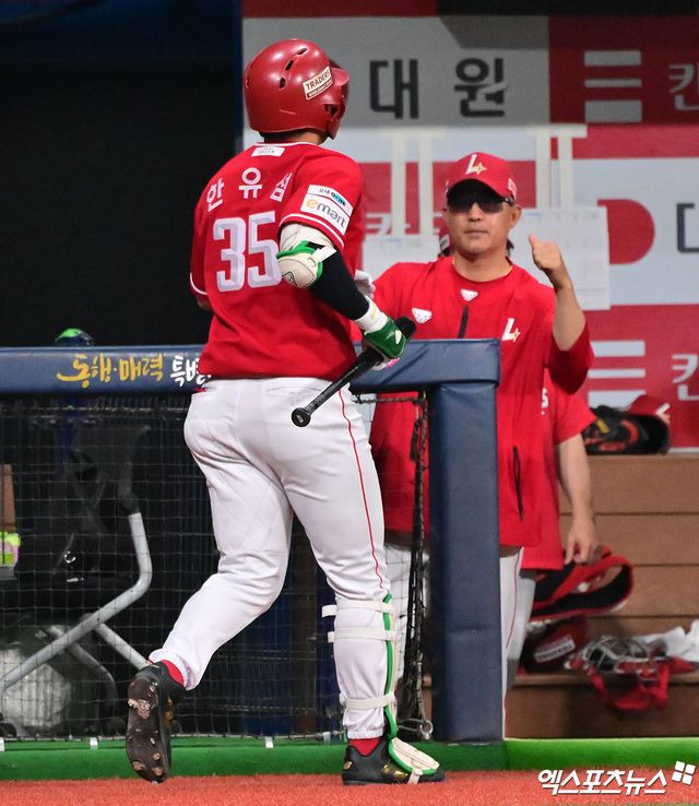 19일 오후 서울 구로구 고척스카이돔에서 열린 '2025 신한 SOL Bank KBO리그' SSG 랜더스와 키움 히어로즈의 경기, 4회초 SSG 한유섬이 솔로 홈런을 날린 후 이숭용 감독의 축하를 받고 있다. 엑스포츠뉴스 DB