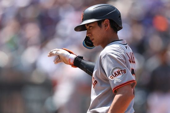 샌프란시스코 자이언츠 이정후가 4일(한국시간) 미국 뉴욕주 플러싱의 시티필드에서 열린 2025 미국 메이저리그(MLB) 뉴욕 메츠와의 원정경기에 7번타자 겸 중견수로 선발 출전해 4타수 4안타 1볼넷 2득점 1도루를 기록했다. 이날 빅리그 데뷔 후 첫 4안타 경기를 만들어낸 이정후의 시즌 타율은 0.251에서 0.258(398타수 102안타)로 상승했다. 연합뉴스