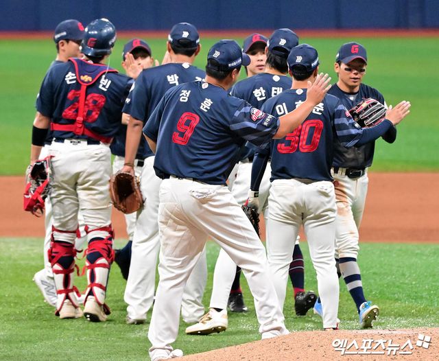 김태형 감독이 이끄는 롯데 자이언츠가 3일 서울 고척스카이돔에서 열린 키움 히어로즈와의 2025시즌 팀 간 15차전을 9-3 승리로 장식, 연승을 질주했다. 사진 김한준 기자