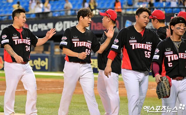 29일 오후 서울 송파구 잠실야구장에서 열린 '2025 신한 SOL Bank KBO리그' KIA 타이거즈와 LG 트윈스의 경기, KIA가 6회 6점을 뽑아내는 빅이닝을 기록하며 LG에 12:2 대승을 거뒀다, 이날 경기에서 승리한 KIA 이범호 감독이 선수들과 함께 기뻐하고 있다. 엑스포츠뉴스 DB