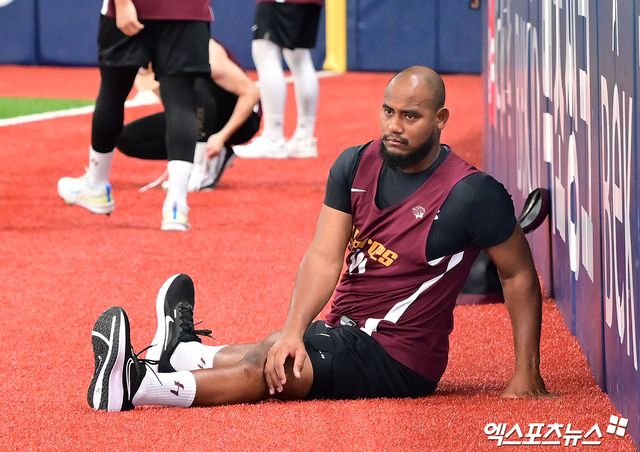 1일 오후 서울 구로구 고척스카이돔에서 열리는 '2025 신한 SOL Bank KBO리그' 롯데 자이언츠와 키움 히어로즈의 경기, 키움 새 외국인투수 메르세데스가 스트레칭을 하고 있다. 엑스포츠뉴스 DB