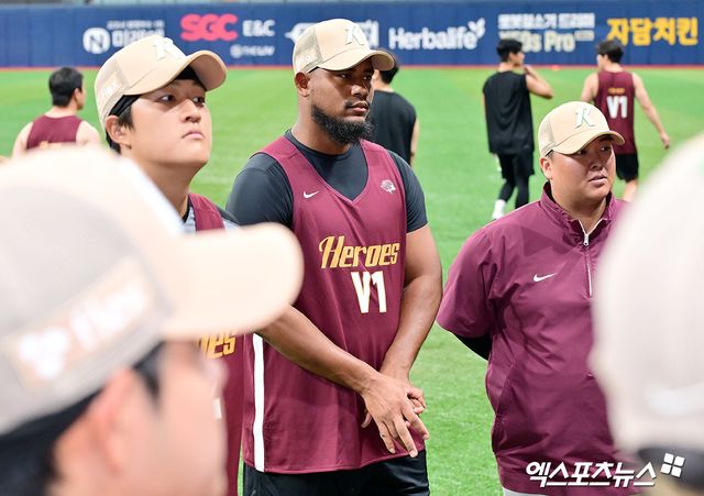 1일 오후 서울 구로구 고척스카이돔에서 열리는 '2025 신한 SOL Bank KBO리그' 롯데 자이언츠와 키움 히어로즈의 경기, 키움 새 외국인투수 메르세데스가 투수조와 미팅을 갖고 있다. 엑스포츠뉴스 DB