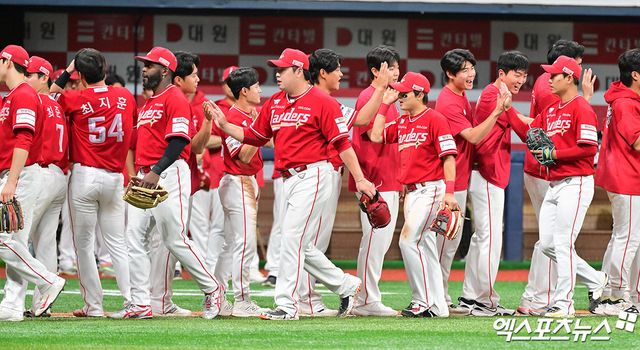 19일 오후 서울 구로구 고척스카이돔에서 열린 '2025 신한 SOL Bank KBO리그' SSG 랜더스와 키움 히어로즈의 경기, SSG가 한유섬 최지훈의 솔로 홈런과 석정우의 역전 투런 홈런에 힘입어 키움에 4:2 역전승을 거뒀다. 이날 경기에서 승리한 SSG 선수들이 기뻐하고 있다. 엑스포츠뉴스 DB