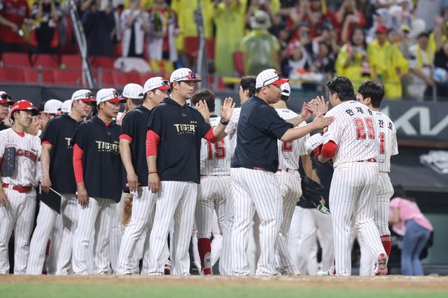 이범호 감독이 이끄는 KIA 타이거즈가 5일 부산 사직야구장에서 열리는 2025 신한 SOL Bank KBO리그 롯데 자이언츠와의 팀 간 13차전에서 3연승에 도전한다. 사진 KIA 타이거즈