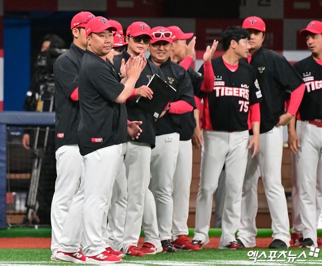 이범호 감독이 이끄는 KIA 타이거즈가 5일 부산 사직야구장에서 열린 2025 신한 SOL Bank KBO리그 롯데 자이언츠와의 팀 간 13차전에서 2-0으로 승리, 3연승을 질주했다. 사진 엑스포츠뉴스 DB
