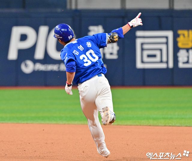 삼성 라이온즈 김영웅이 올해 정규시즌 경기에서 홈런을 친 뒤 세리머니하고 있다. 엑스포츠뉴스 DB