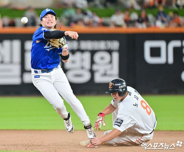 왼쪽에 위치한 삼성 라이온즈 류지혁이 올해 정규시즌 경기에서 수비하고 있다. 엑스포츠뉴스 DB